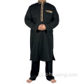 イスラム教徒の男性は、ズボンを添えた高品質の服を着ています